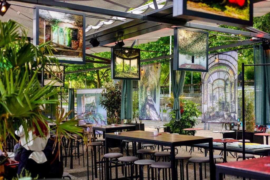 Terrasse du Quai de la Photo avec les photographies de Jonk exposées en voilage.